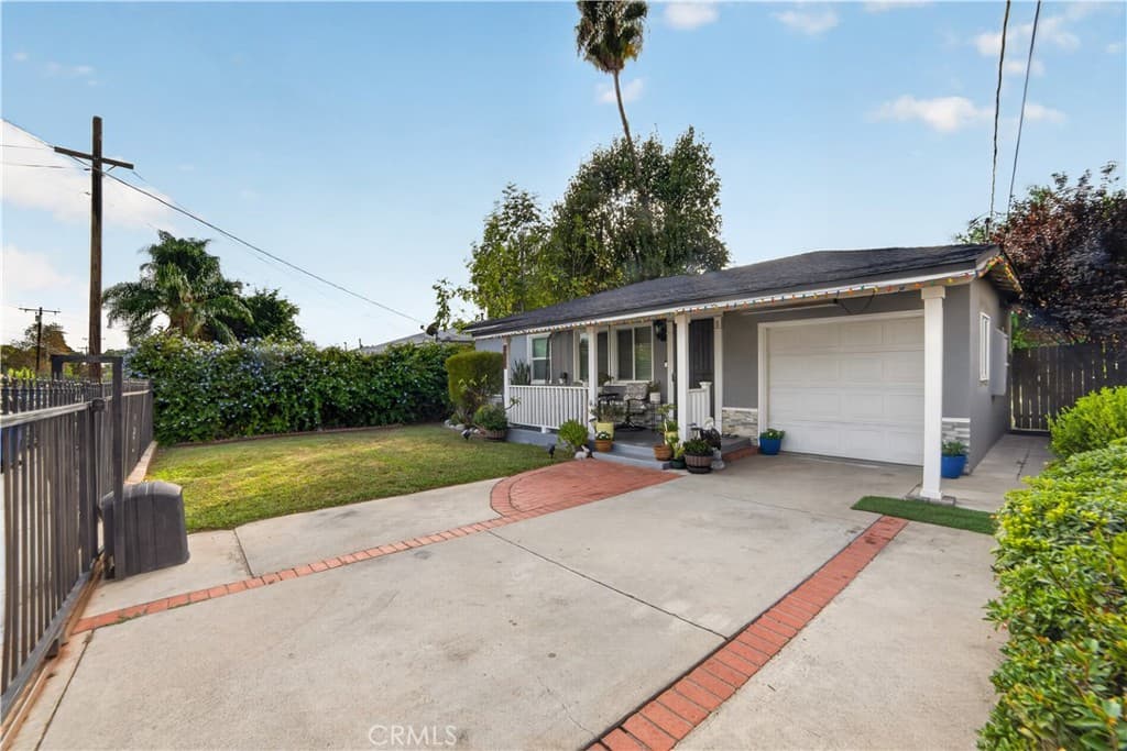 Home at 2103 Wesleygrove Avenue, Duarte — photo 4 of 12