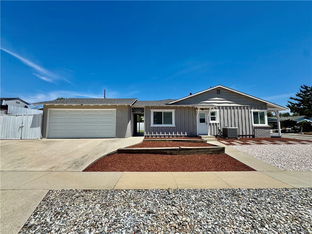 Home at 1127 Turning Bend, Claremont — photo 4 of 12