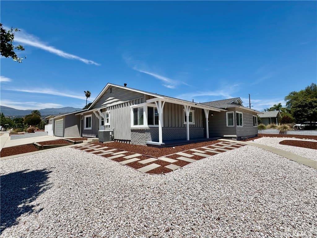 Home at 1127 Turning Bend, Claremont — photo 5 of 12