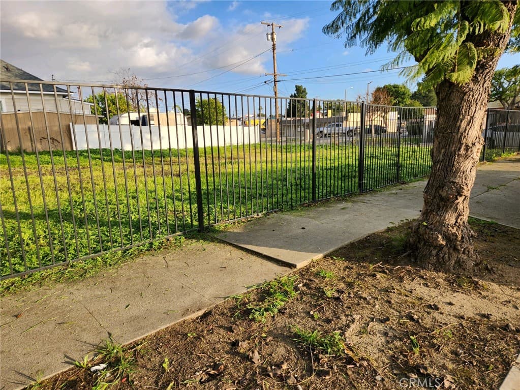 Home at 400 E 4th Street, Pomona — photo 3 of 4