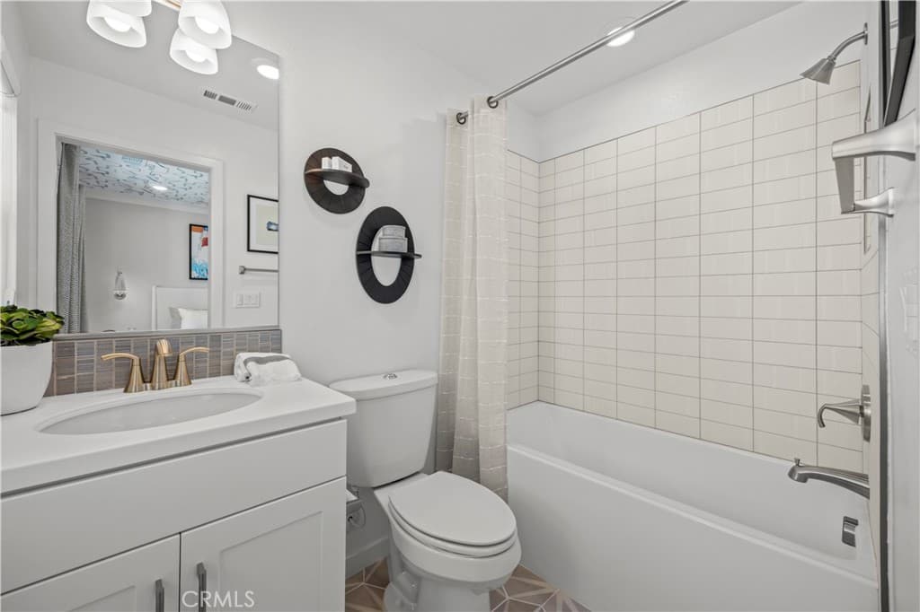 Townhouse at 228 Stillwater Lane, Claremont — photo 11 of 12