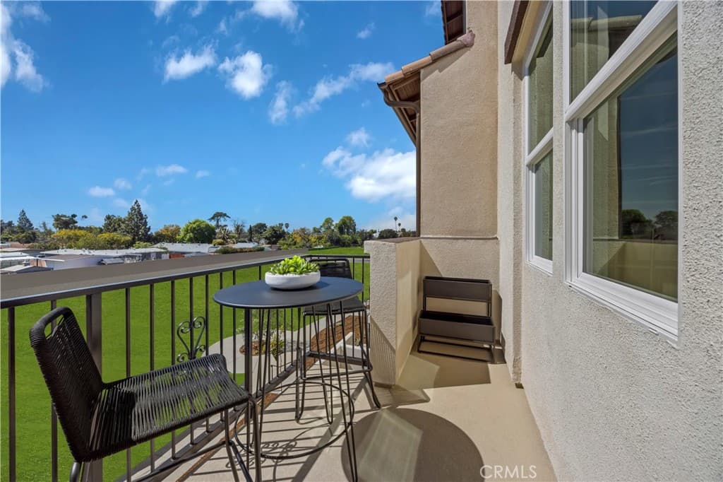 Townhouse at 228 Stillwater Lane, Claremont — photo 7 of 12