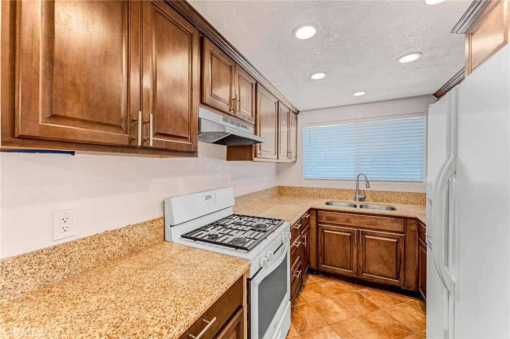 Condo at 865 W 13th St 4, Azusa — photo 12 of 12