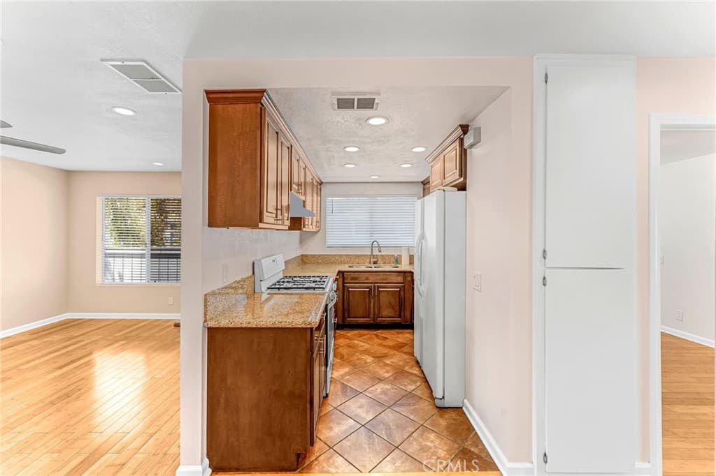 Condo at 865 W 13th St 4, Azusa — photo 10 of 12