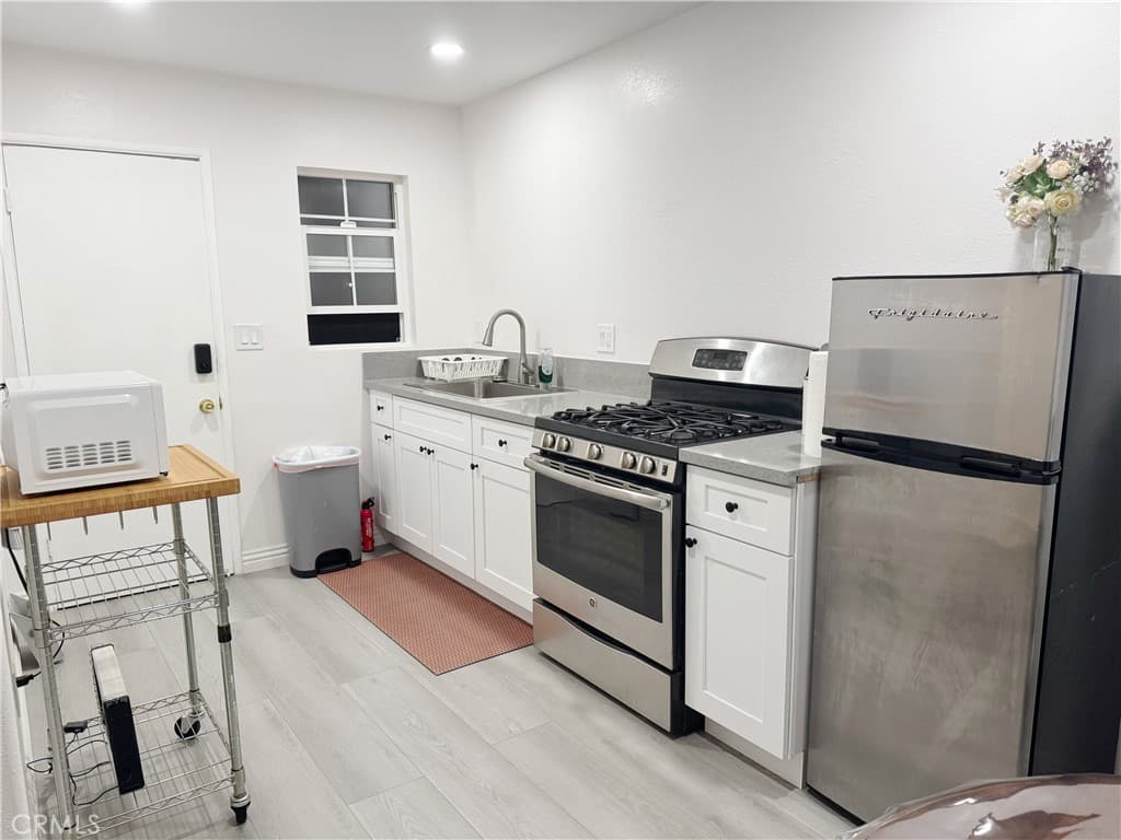 Home at 114 W Olive, Pomona — photo 6 of 12