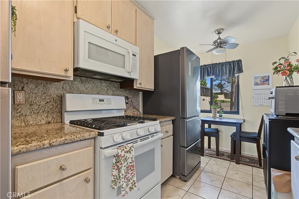 Townhouse at 592 W Huntington B, Arcadia — photo 10 of 12