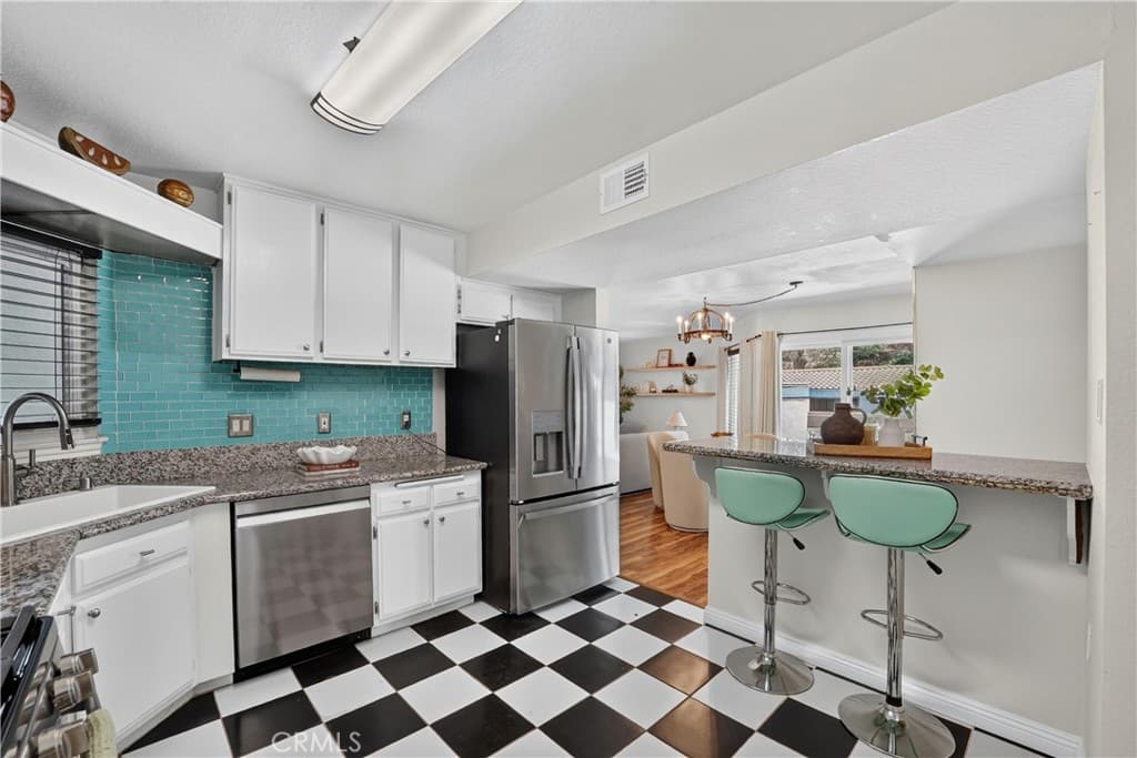 Condo at 69 Brownfield, Pomona — photo 4 of 12