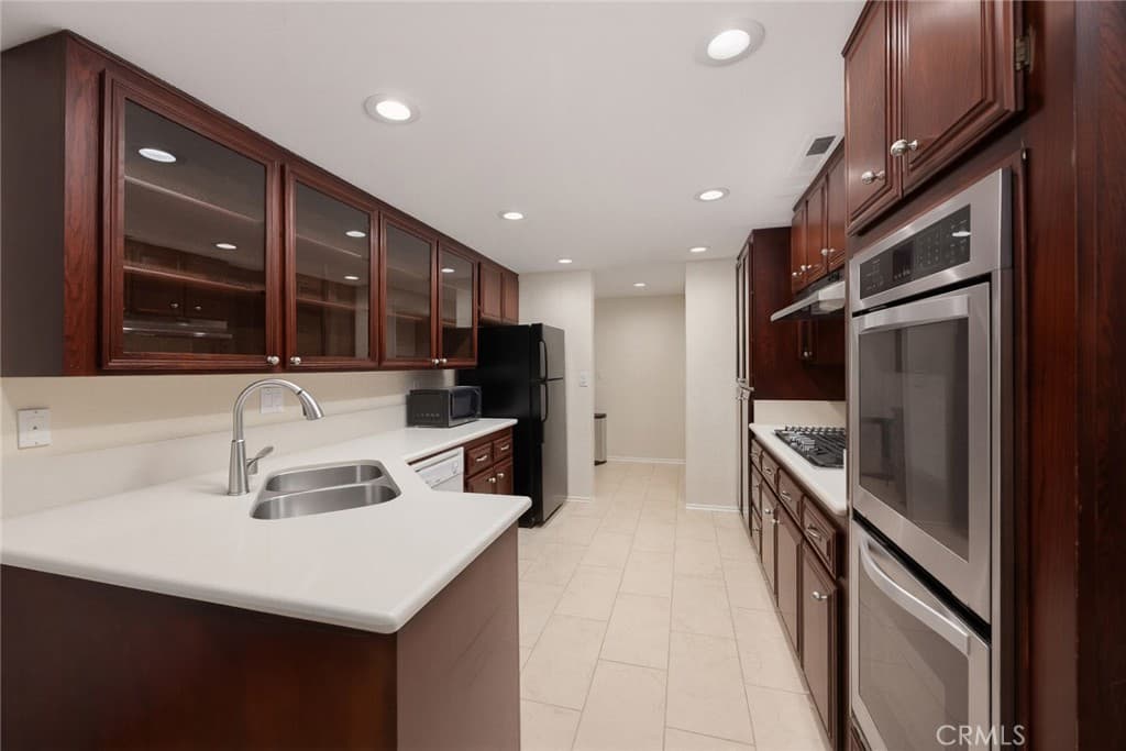 Townhouse at 81 W Montecito Avenue, Sierra Madre — photo 9 of 12