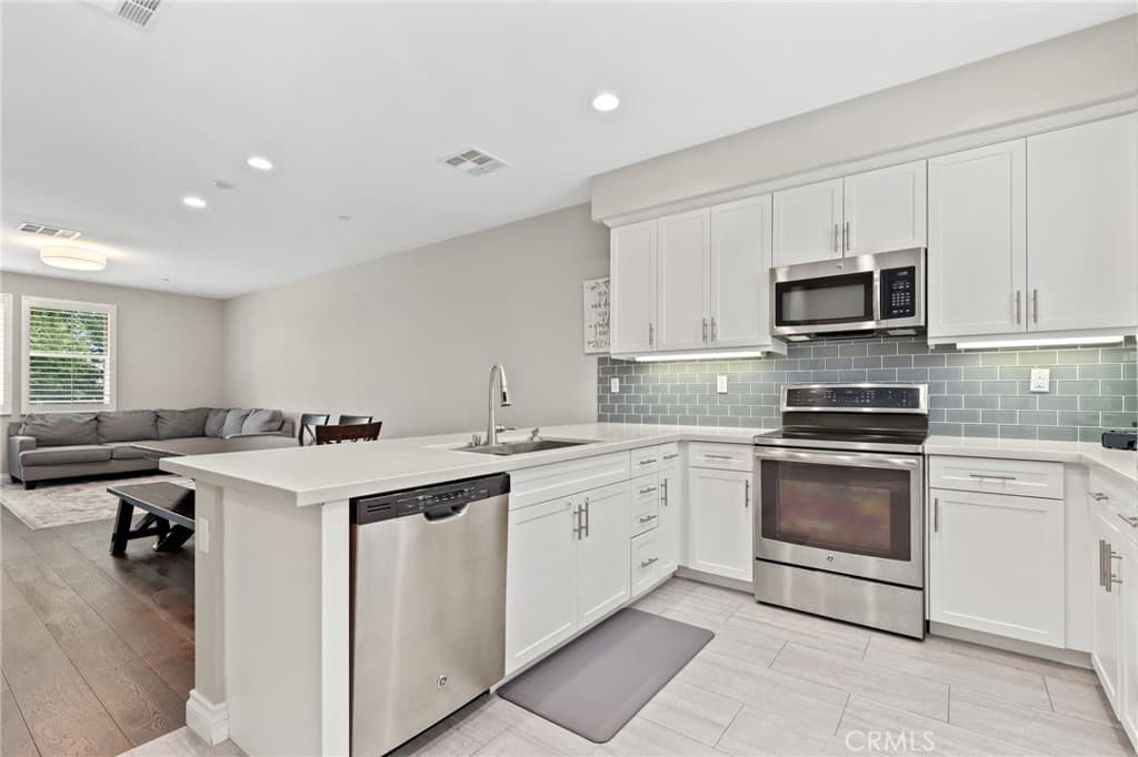 Condo at 649 W Foothill Boulevard 2, Glendora — photo 3 of 12