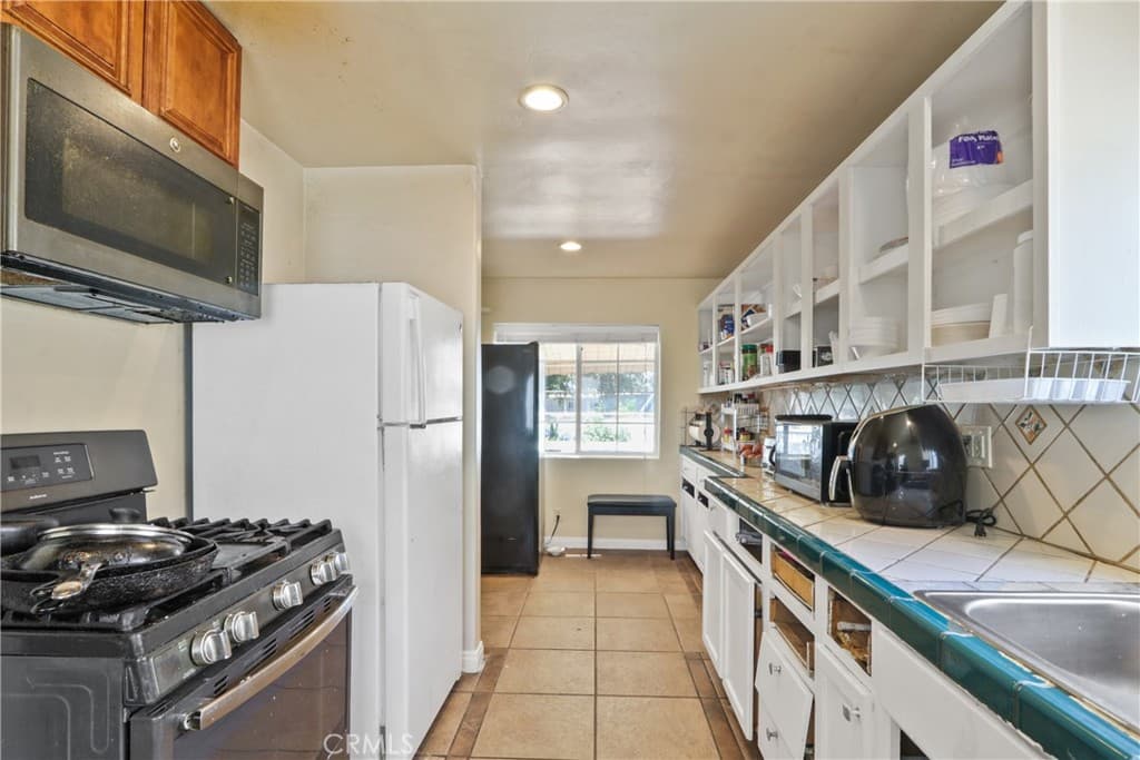 Home at 332 S Azusa Avenue, Azusa — photo 11 of 12