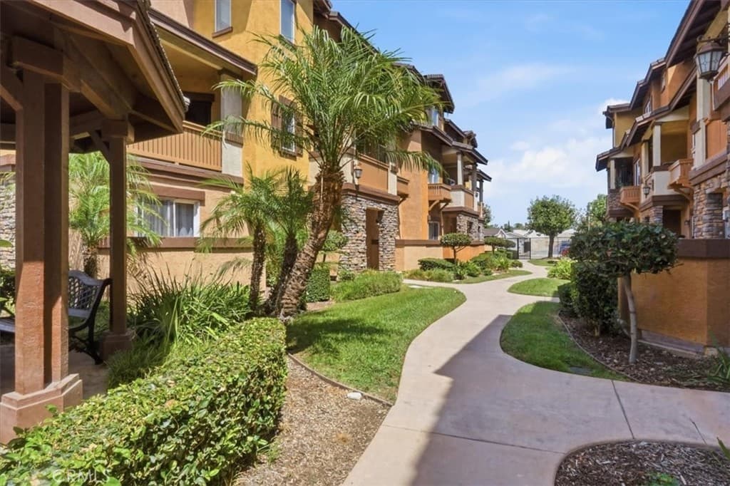 Townhouse at 501 N Lark Ellen B, Covina — photo 4 of 12