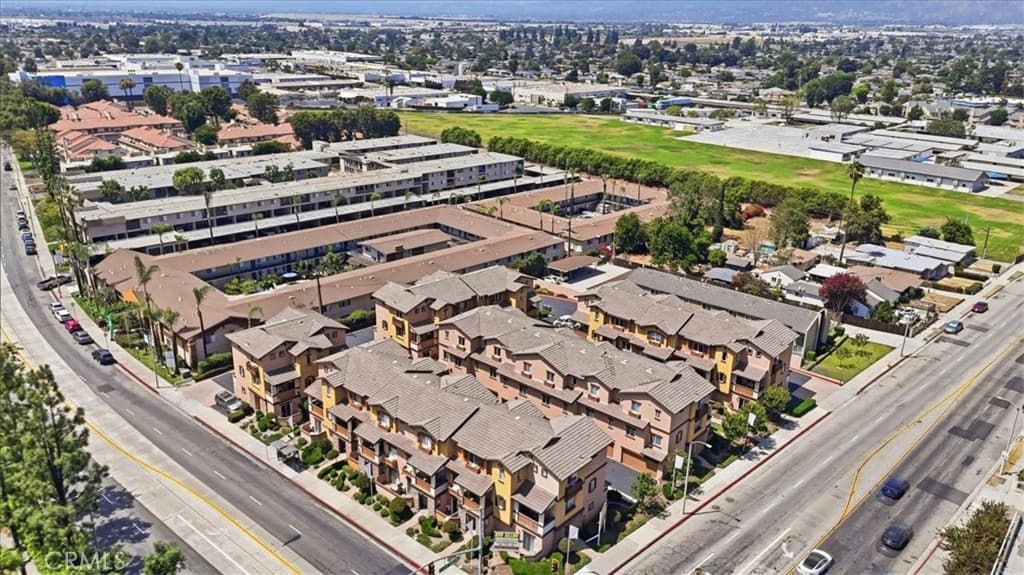 Townhouse at 501 N Lark Ellen G, Covina — photo 4 of 12