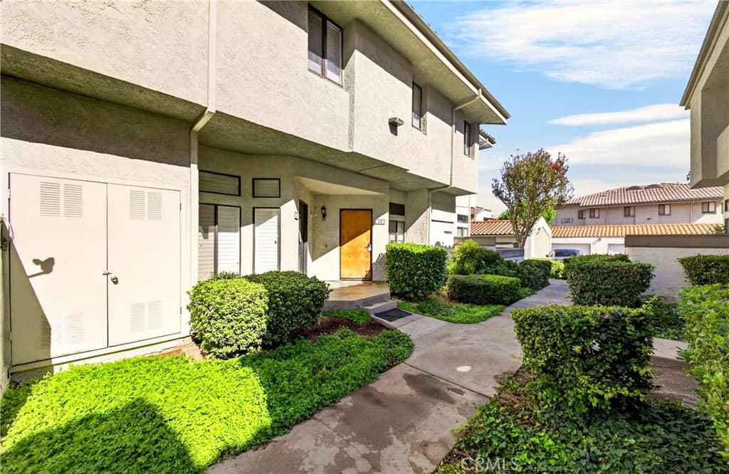 Condo at 25 Willowcrest, Pomona — photo 2 of 12