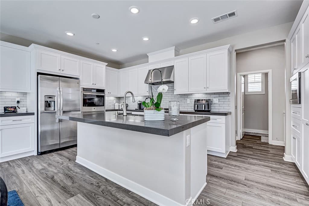 Home at 26 Country Glen, Pomona — photo 3 of 12