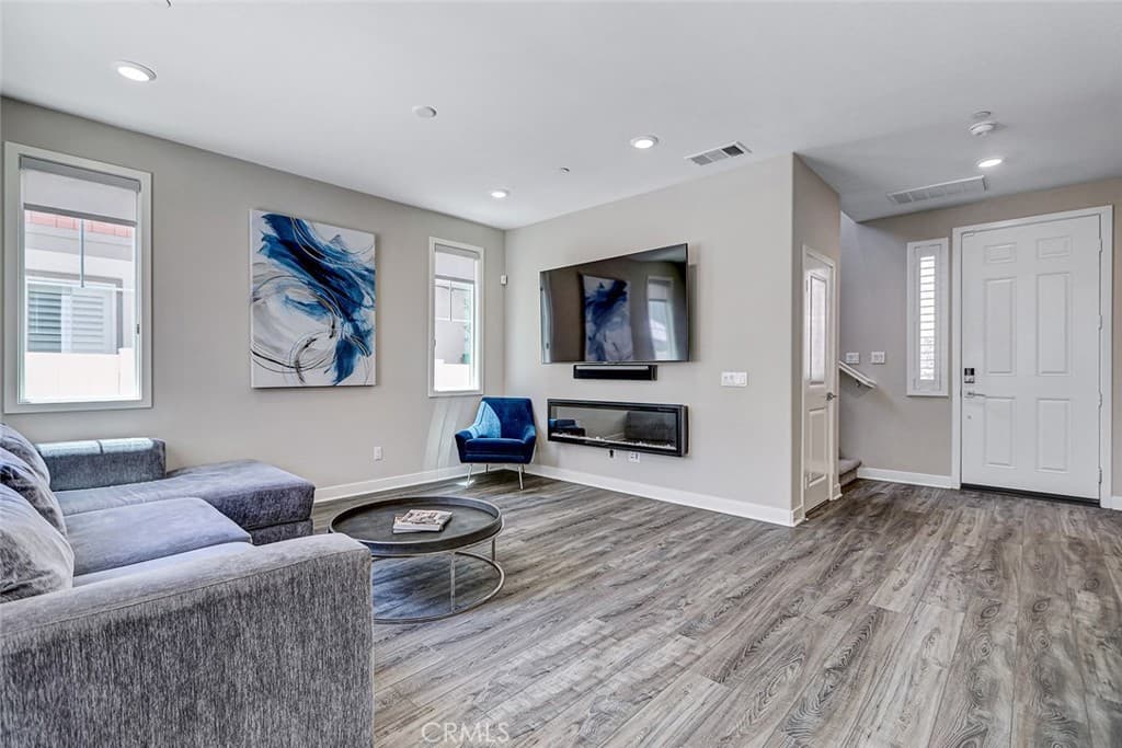 Home at 26 Country Glen, Pomona — photo 9 of 12