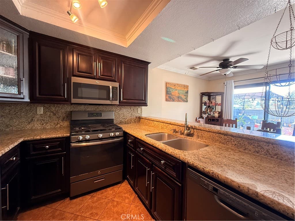 Townhouse at 1212 S Barranca B, Glendora — photo 4 of 12