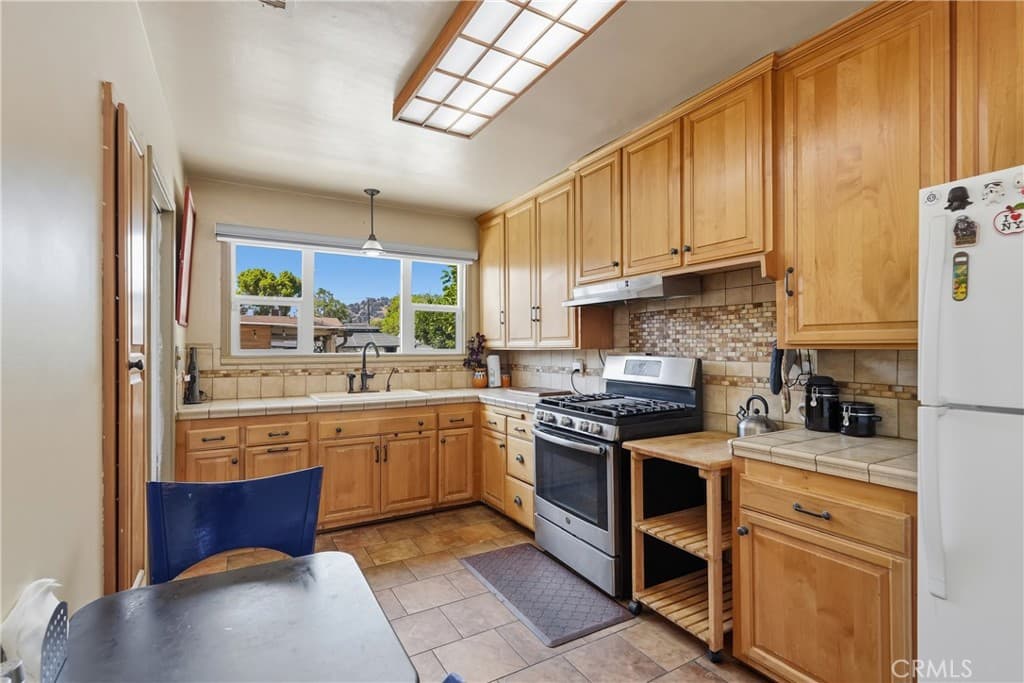 Home at 1656 Vejar, Pomona — photo 12 of 12