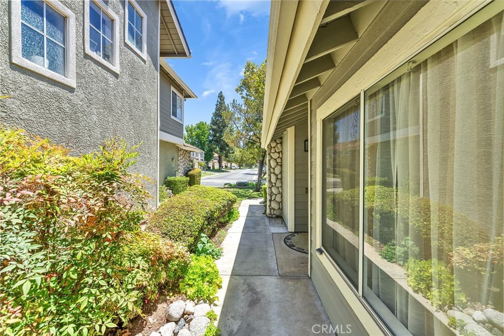 Townhouse at 919 Bidwell, San Dimas — photo 6 of 12