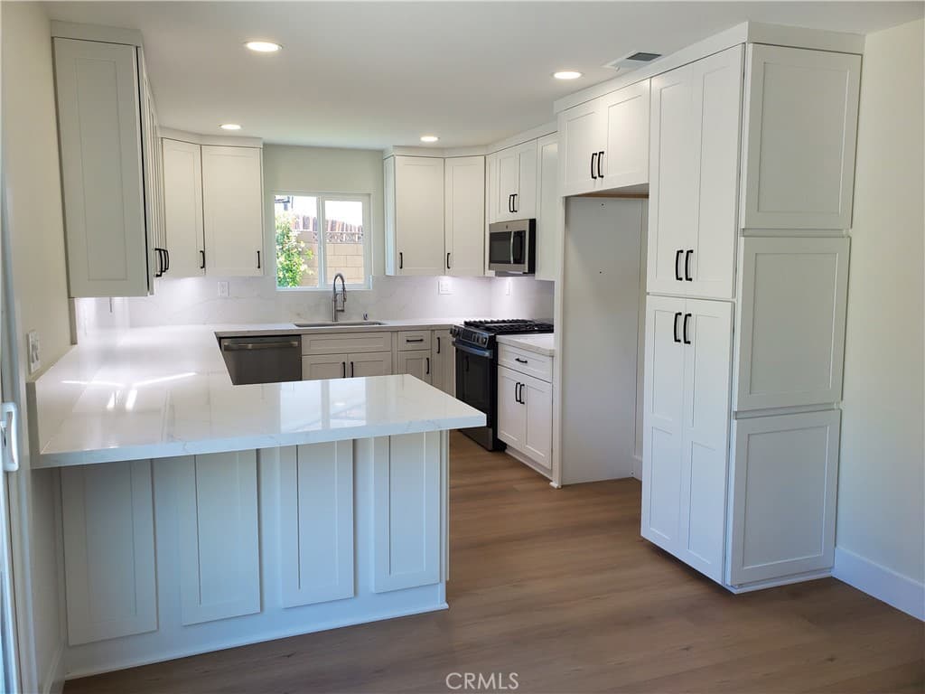 Home at 553 E Bellgrove Street, San Dimas — photo 4 of 12