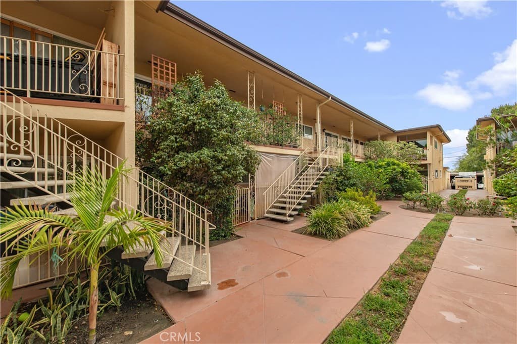 Condo at 1122 W Huntington Drive 9, Arcadia — photo 2 of 12