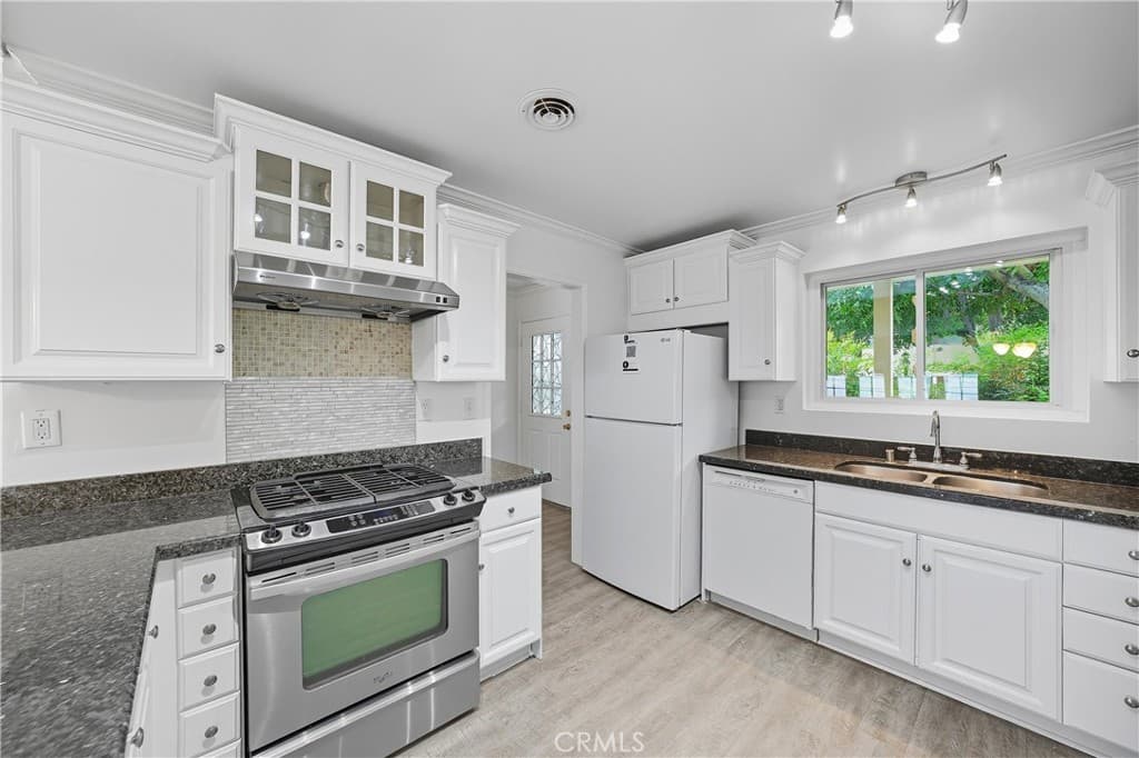 Condo at 644 E Lee Place, Azusa — photo 4 of 12