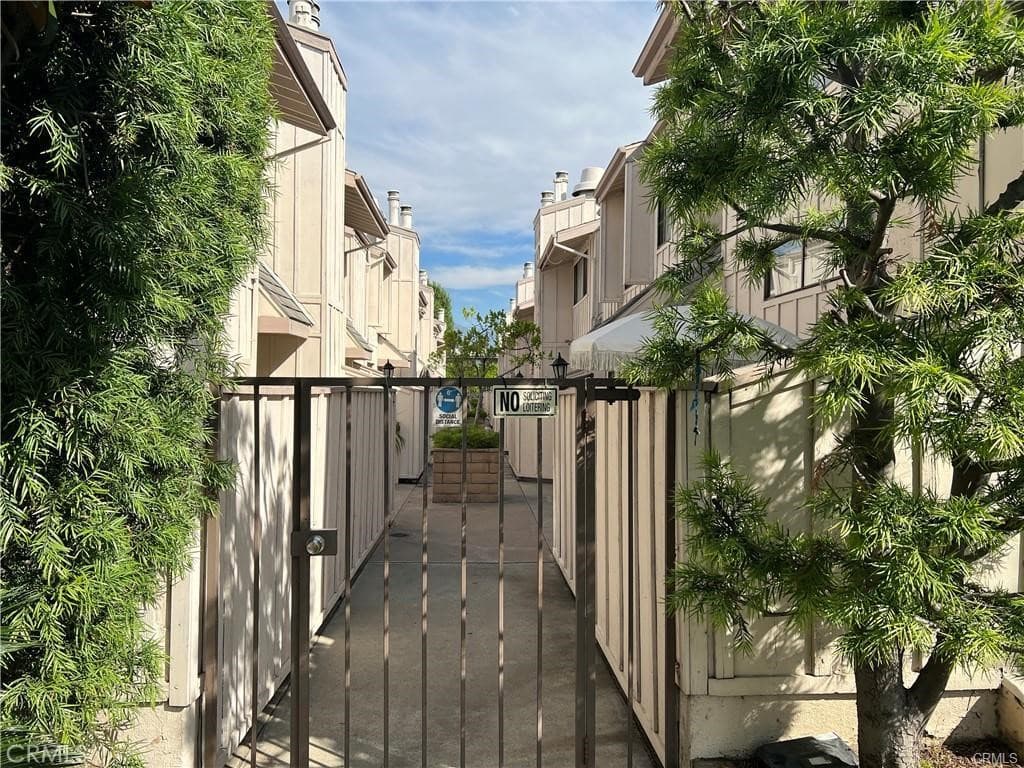 Condo at 511 E Live Oak 17, Arcadia — photo 1 of 9