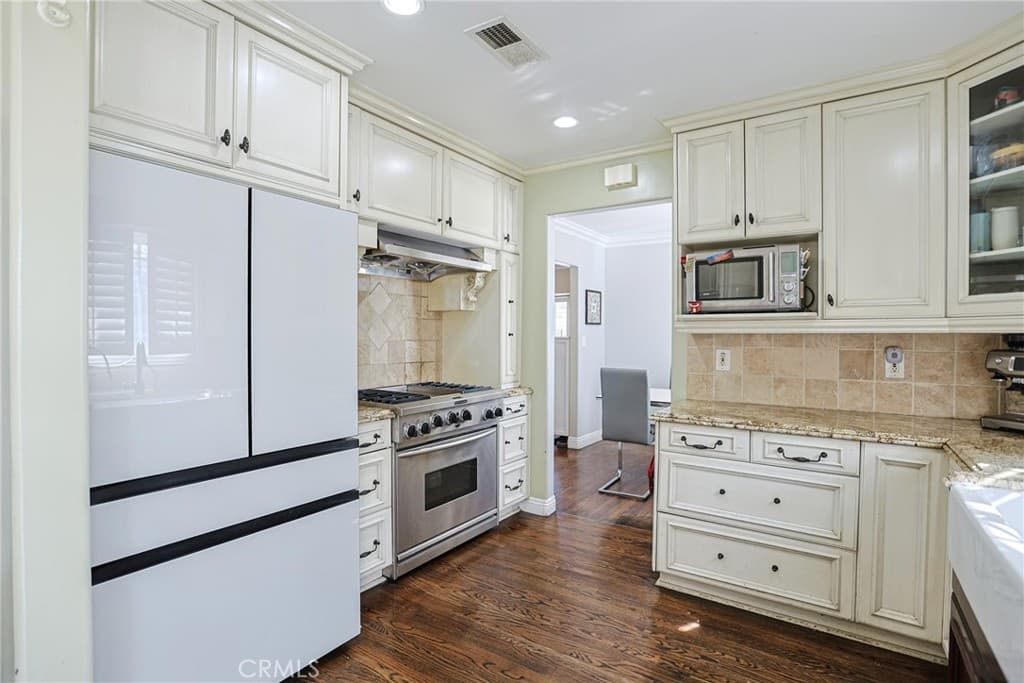 Home at 313 E 11th, Azusa — photo 7 of 12