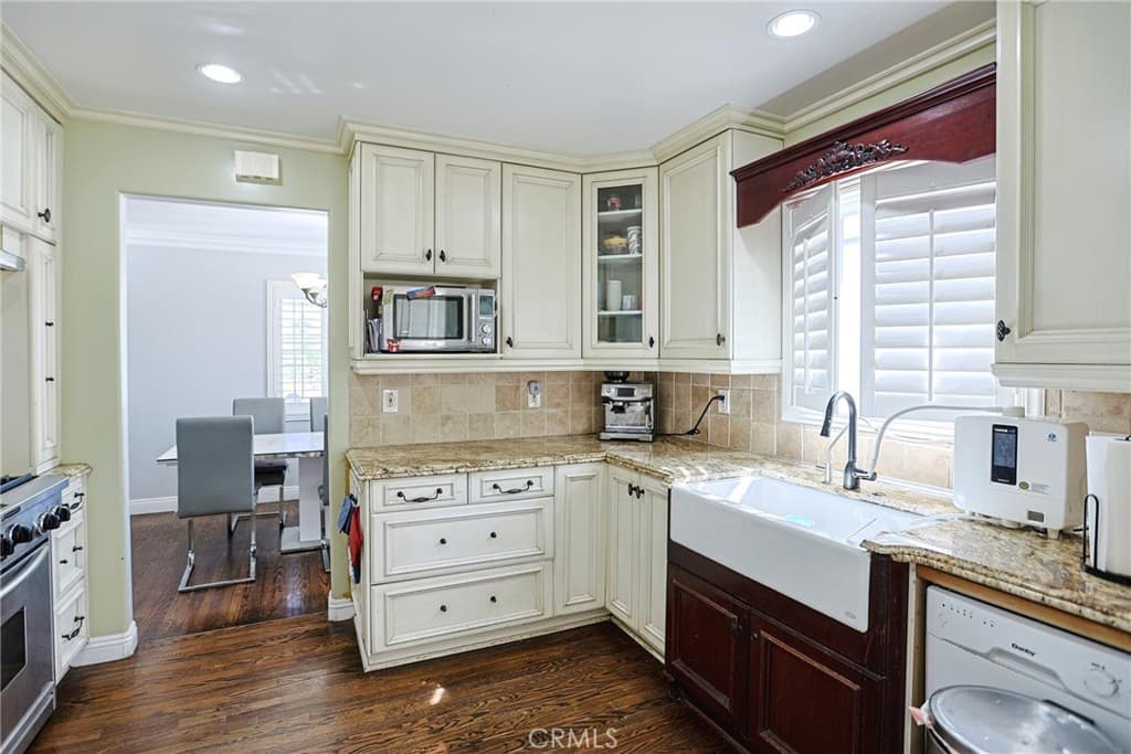 Home at 313 E 11th, Azusa — photo 9 of 12