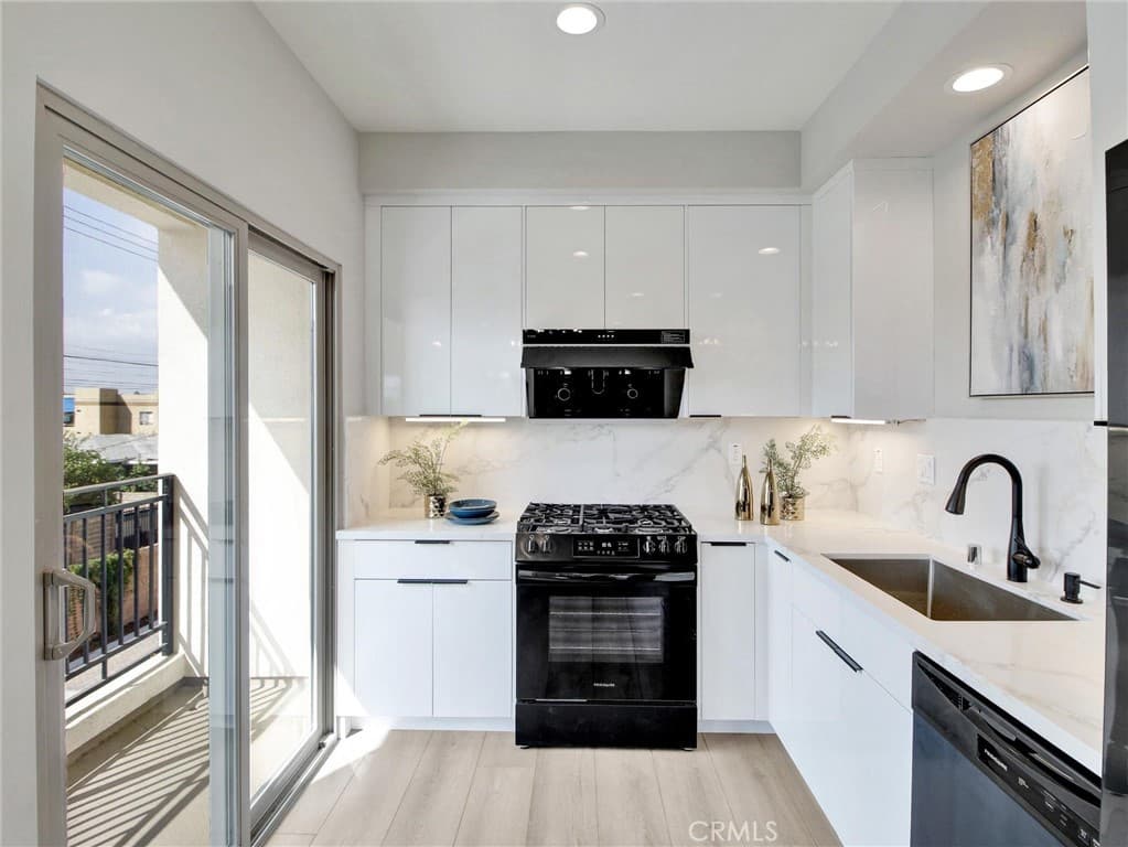 Townhouse at 4437 Stewart E, Baldwin Park — photo 4 of 12