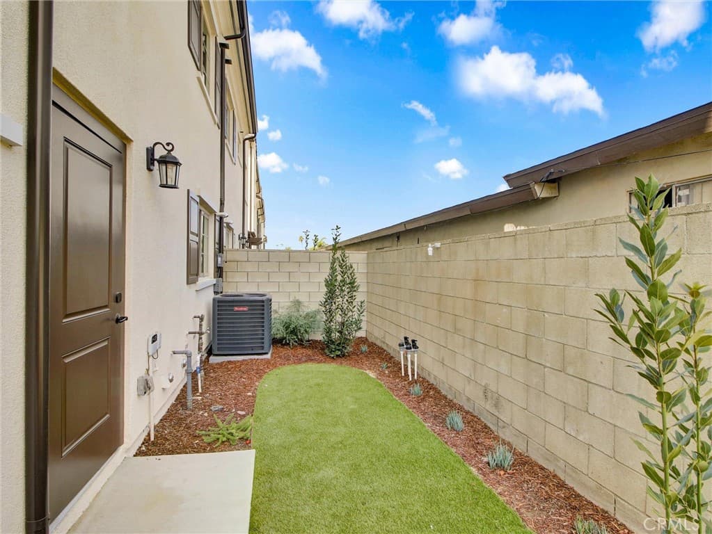 Townhouse at 4437 Stewart E, Baldwin Park — photo 9 of 12