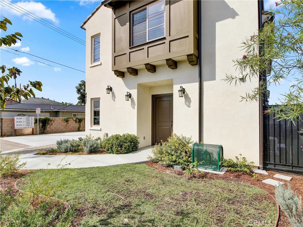 Townhouse at 4437 Stewart F, Baldwin Park — photo 1 of 11