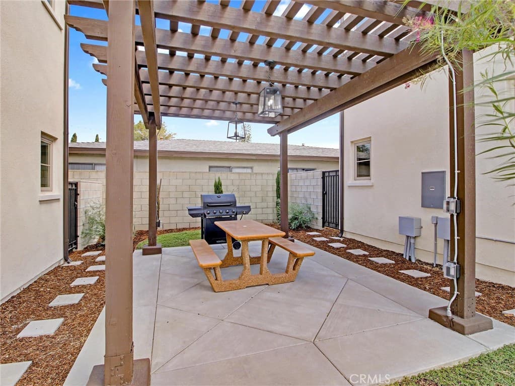 Townhouse at 4437 Stewart F, Baldwin Park — photo 10 of 11