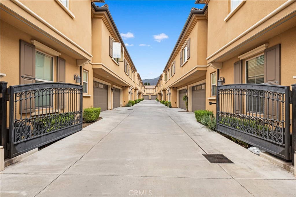 Condo at 921 Fairview Avenue B, Arcadia — photo 2 of 12