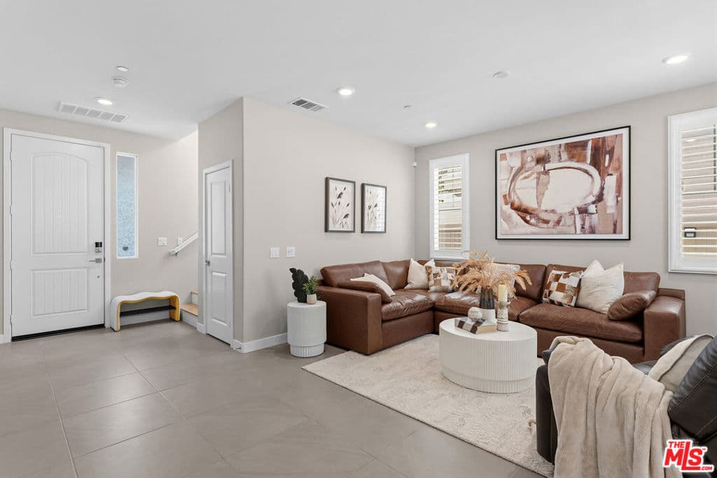 Home at 41 Savannah Court, Pomona — photo 2 of 12