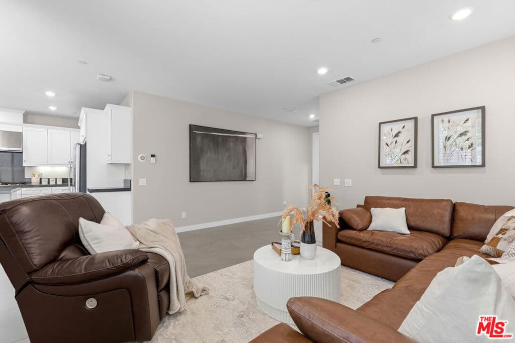 Home at 41 Savannah Court, Pomona — photo 4 of 12