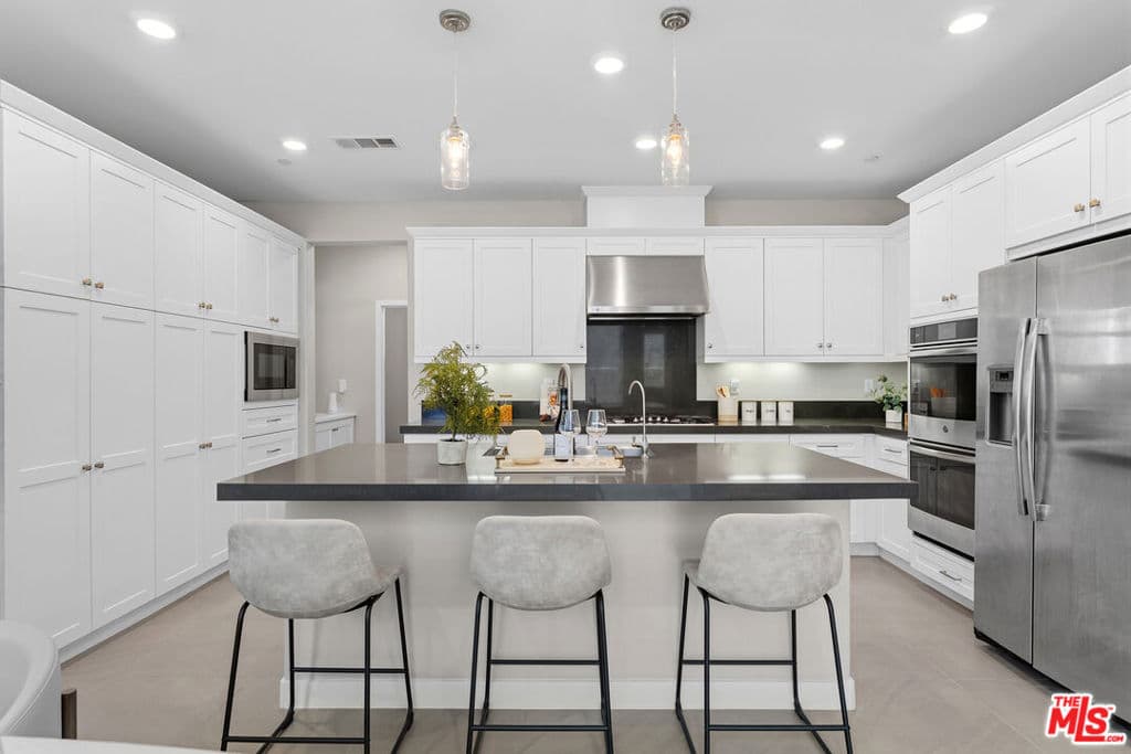 Home at 41 Savannah Court, Pomona — photo 8 of 12
