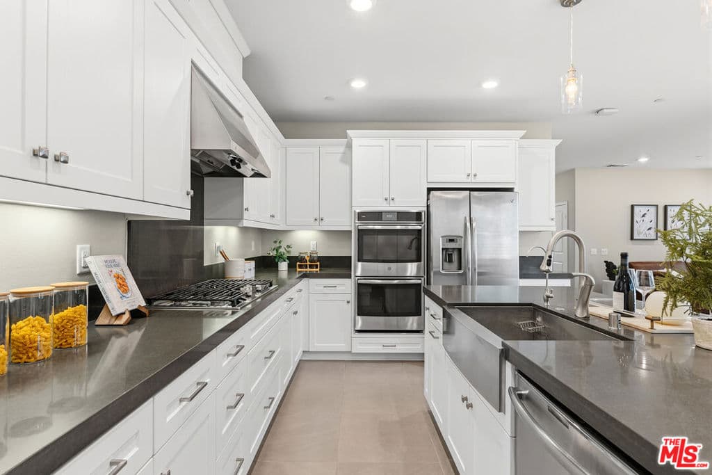 Home at 41 Savannah Court, Pomona — photo 9 of 12