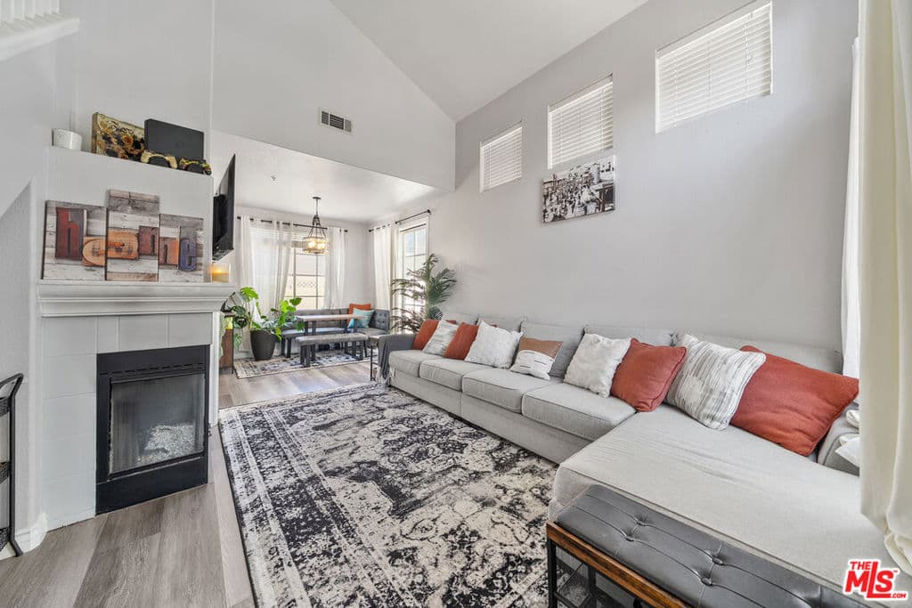 Home at 432 Middlebury Court, Claremont — photo 3 of 12