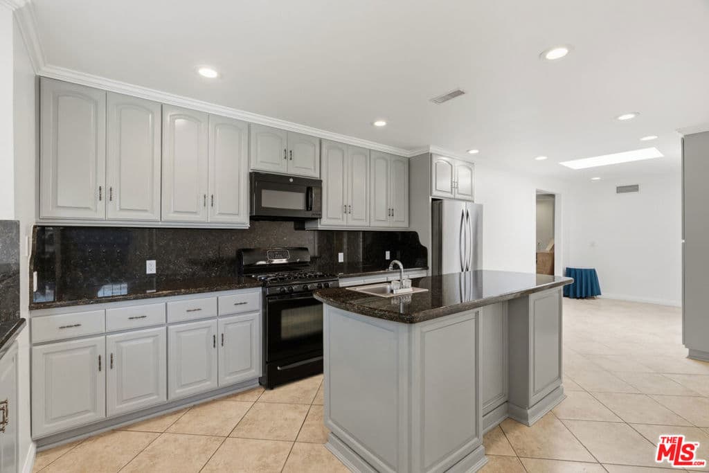 Home at 809 S Pima Avenue, West Covina — photo 11 of 12