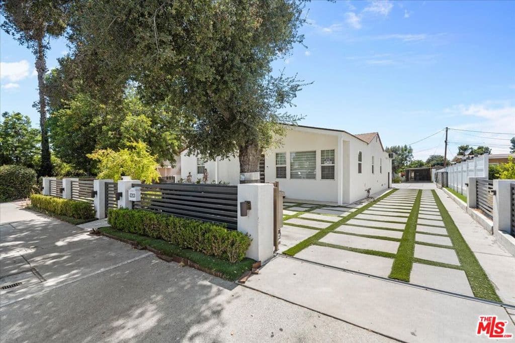 Home at 1213 S California Avenue, Monrovia — photo 4 of 12