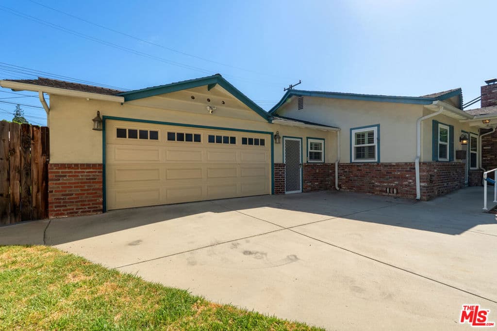 Home at 622 E Sandra Avenue, Arcadia — photo 2 of 12