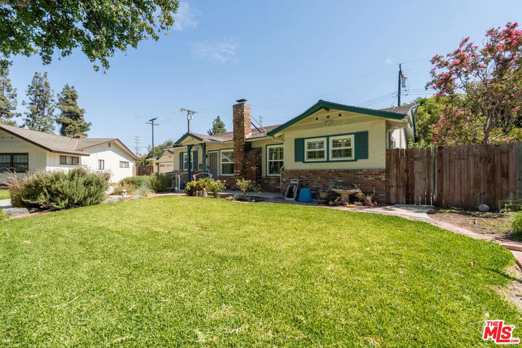 Home at 622 E Sandra Avenue, Arcadia — photo 3 of 12
