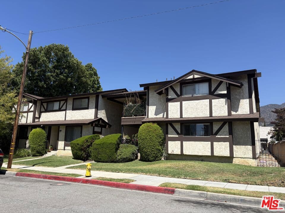 Home at 425 Linwood Avenue M, Monrovia — photo 2 of 10