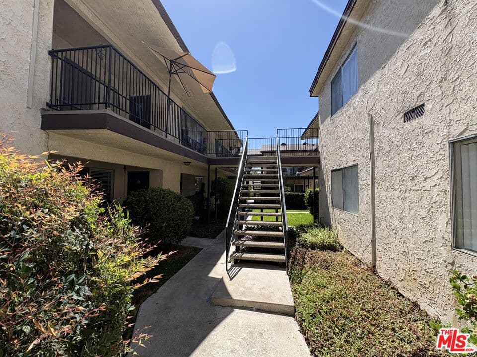 Home at 425 Linwood Avenue M, Monrovia — photo 11 of 12