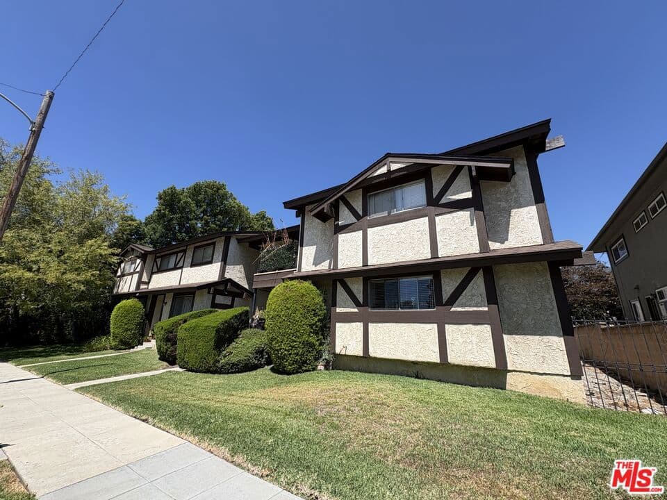 Home at 425 Linwood Avenue M, Monrovia — photo 3 of 10