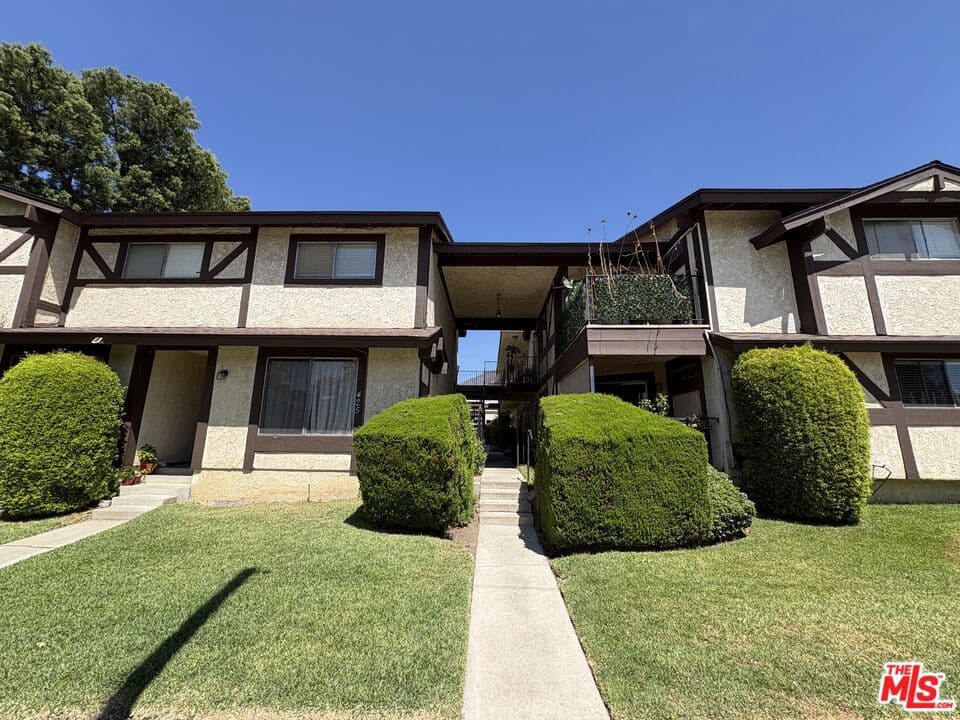 Home at 425 Linwood Avenue M, Monrovia — photo 4 of 10