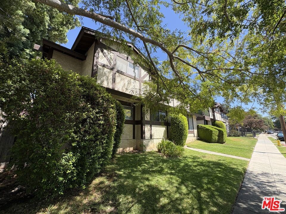 Home at 425 Linwood Avenue M, Monrovia — photo 6 of 10