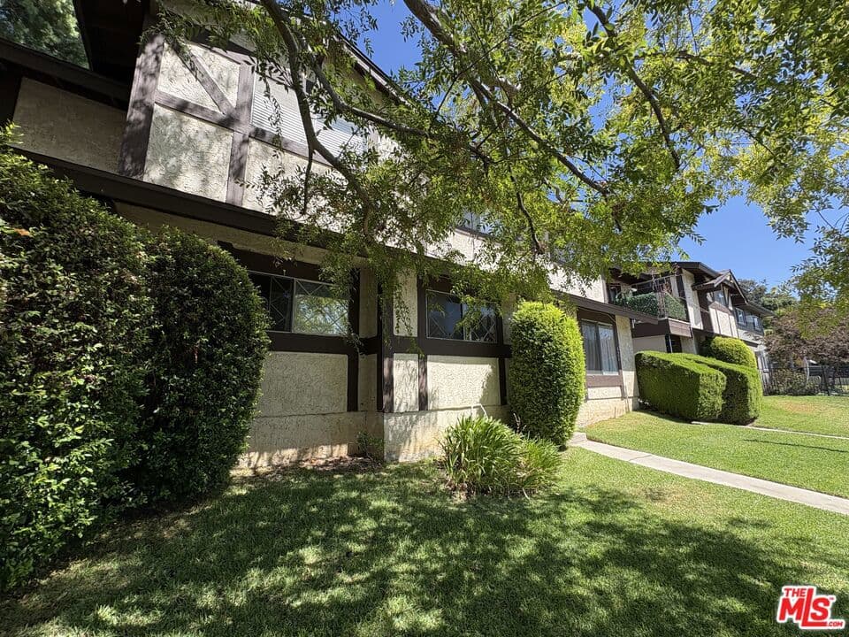 Home at 425 Linwood Avenue M, Monrovia — photo 7 of 10