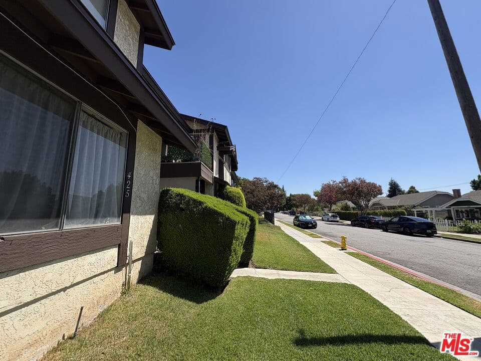 Home at 425 Linwood Avenue M, Monrovia — photo 8 of 10
