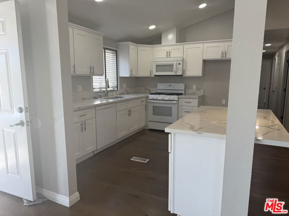 Home at 257 Las Brisas Circle, Pomona — photo 2 of 2